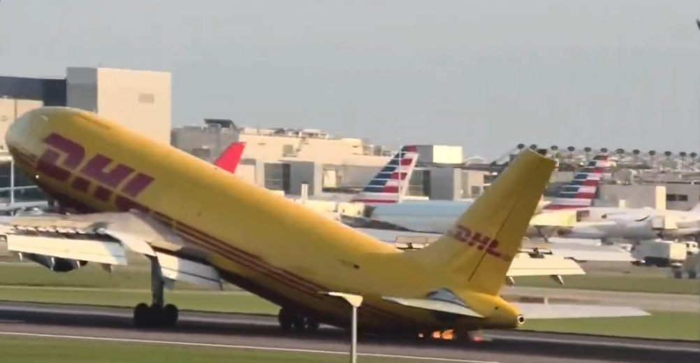 ذيل طائرة DHL يلمس المدرج خلال الهبوط في لندن