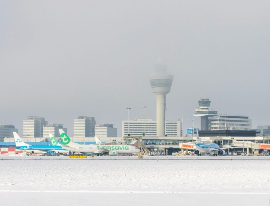 مطار أمستردام ينهار بسبب الثلوج