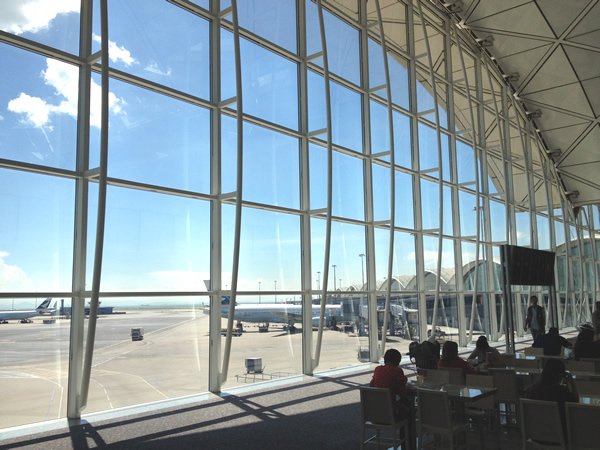 16-hong-kong-airport-windows